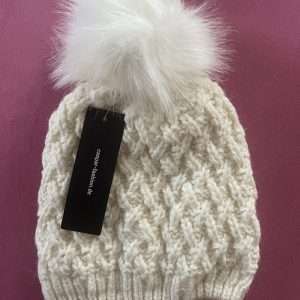Caspar bobble muts, gebreide muts in wollen wit met grote bobble in imitatiebont