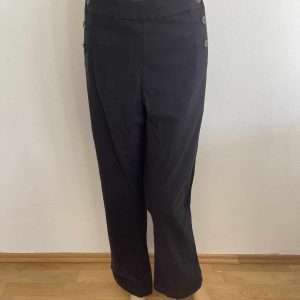 Расклешенные брюки Arizona с пуговицами, черные, размер 46