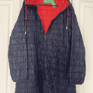 Benetton, Chaqueta ligera acolchada con capucha, en azul oscuro, talla 46