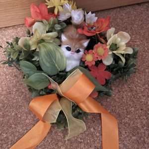 Bloemstuk met kitten, in oranje, geel, afmeting 18 x 18 cm