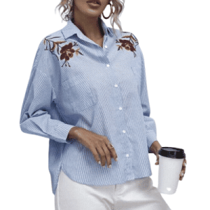 Blusa con bordado floral, dos bolsillos y rayas en azul bebé, talla M