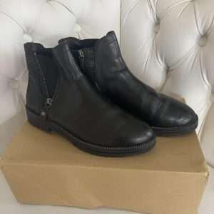 Botas Chelsea clásicas de Tamara, ligeramente forradas, en negro, talla 41