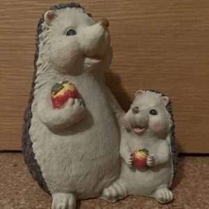 Decoratief beeldje egelmoeder met kind, weerbestendig, formaat 15 x 13 x 8 cm