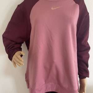 Nike Therma-FIT Graphic Crew-Neck Sweatshirt, in Beere, Gr. 3XL