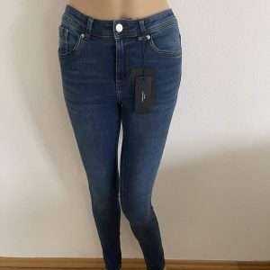 Vero Moda skinny-fit jeans Tanya, in dark blue denim, size S/32
