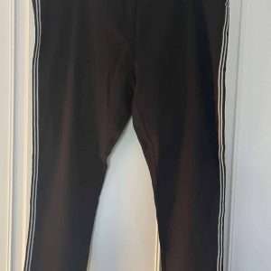 Jeggings Yesta con strisce galoniche, in nero, taglia 54