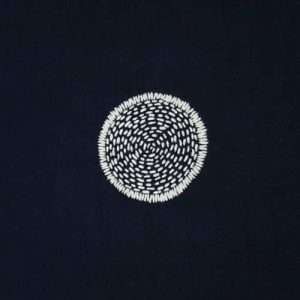 Manta infantil "Soles" de Yume Sleepwear bordada a mano, en azul / crema (135cm x 100cm)